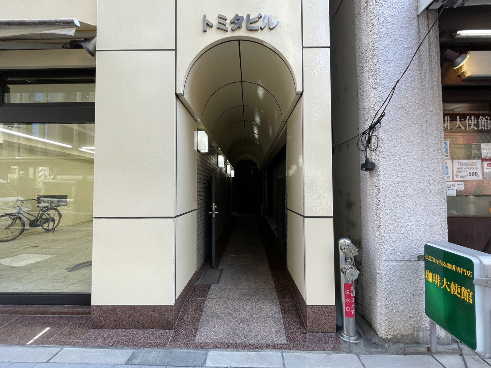 オフィスビル出入口