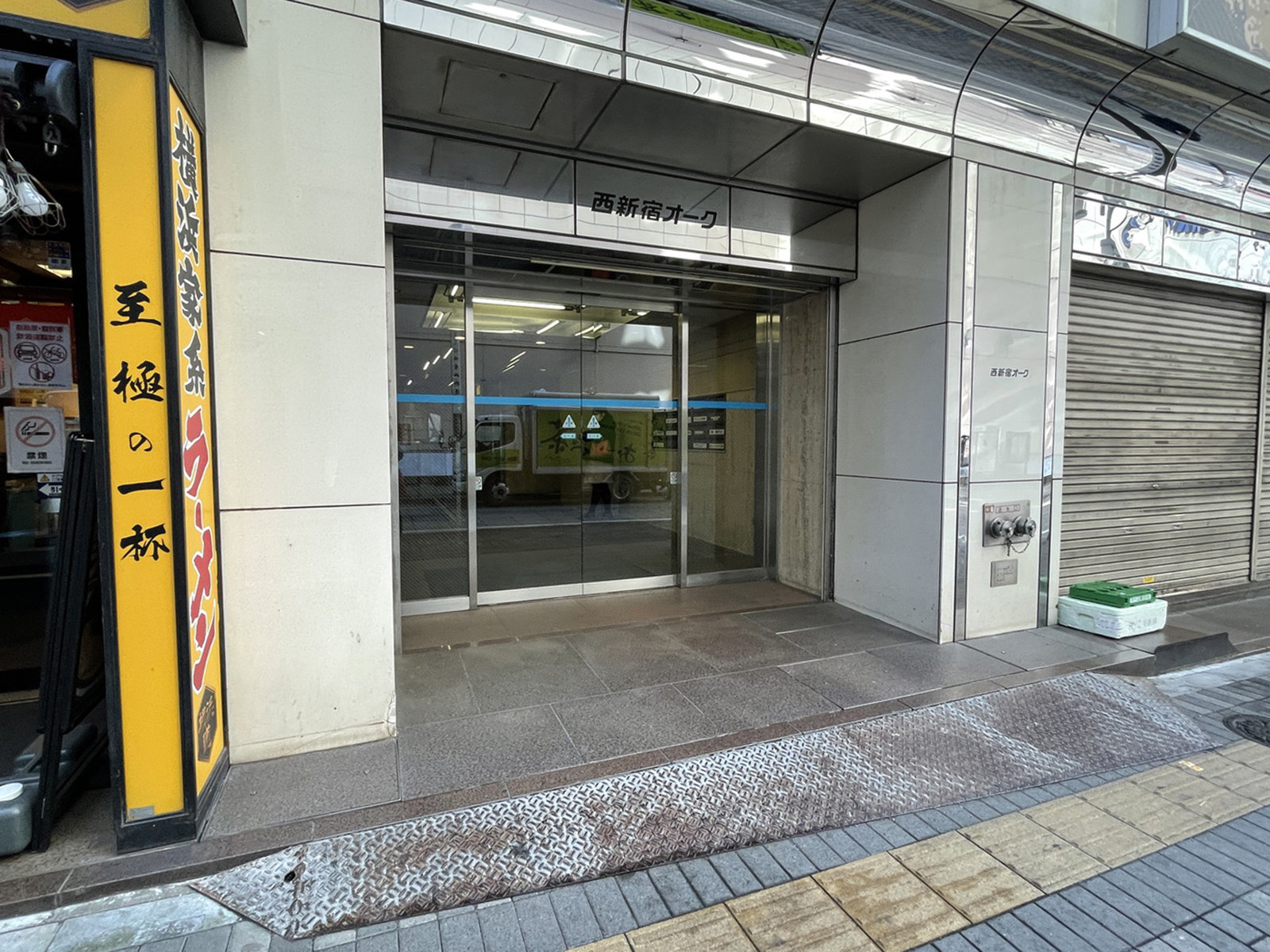 オフィスビル出入口