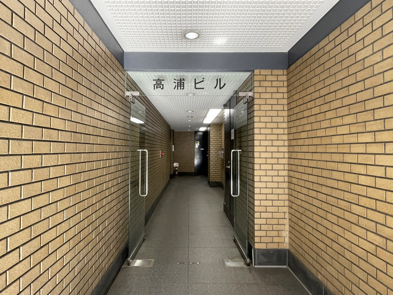 オフィスビル出入口