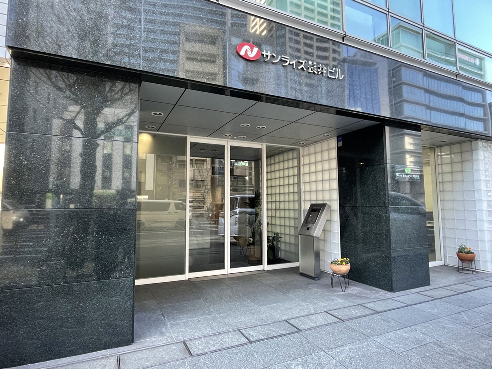 オフィスビル出入口