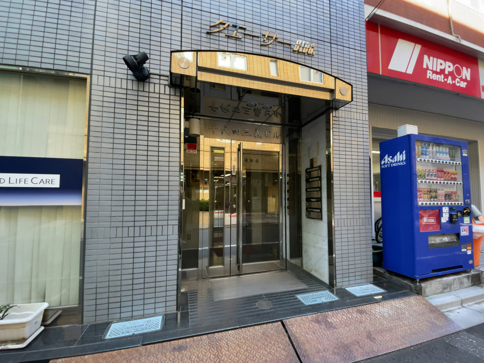 オフィスビル出入口