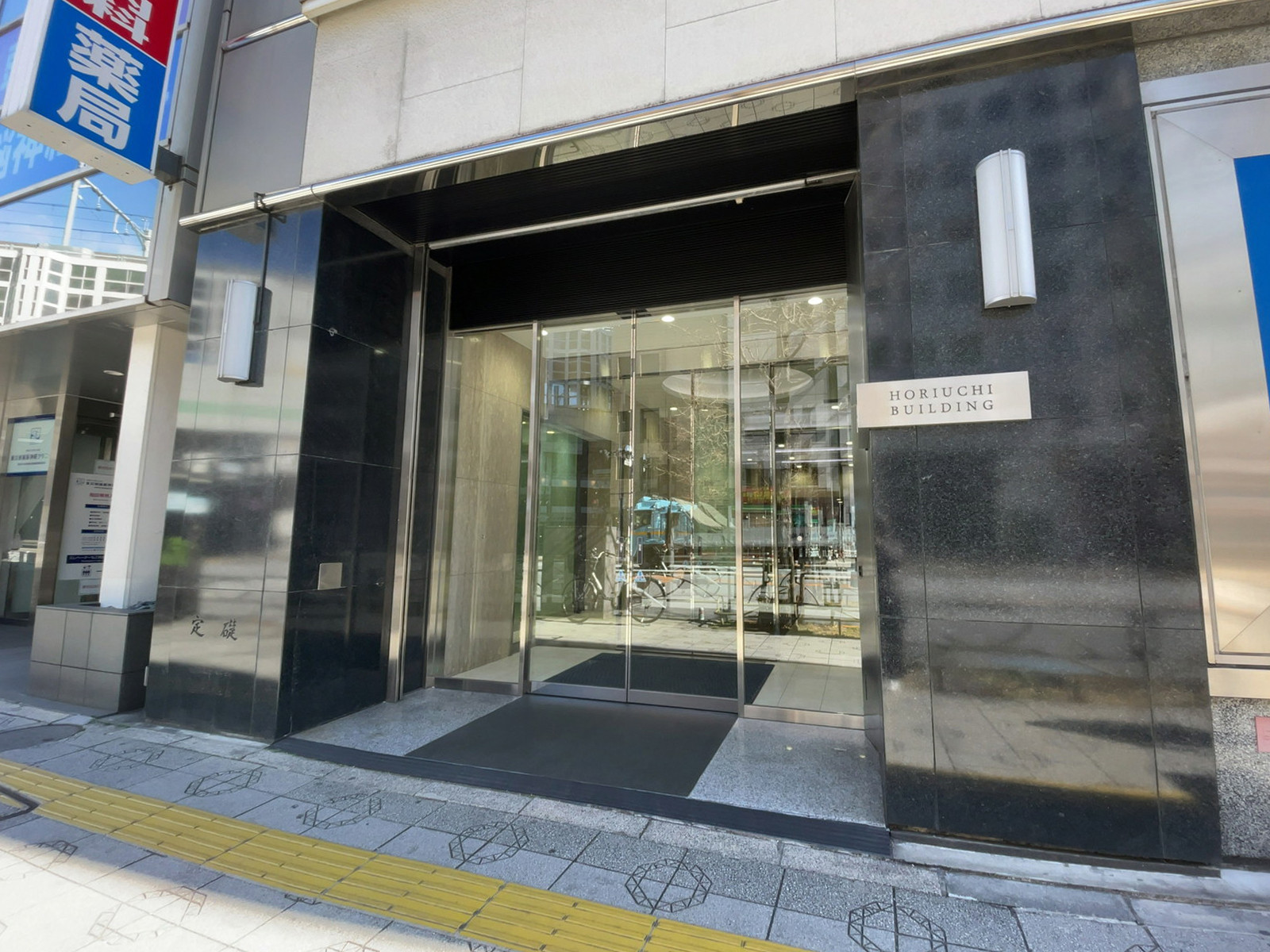 オフィスビル出入口