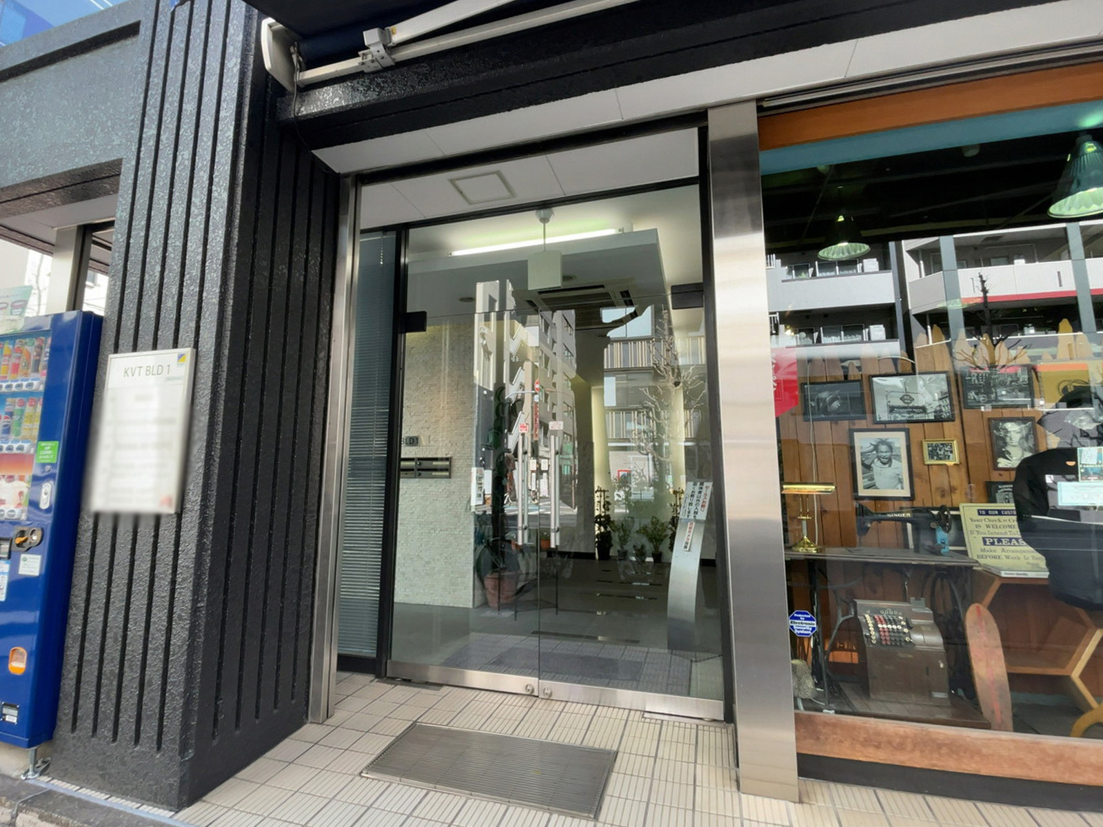 オフィスビル出入口