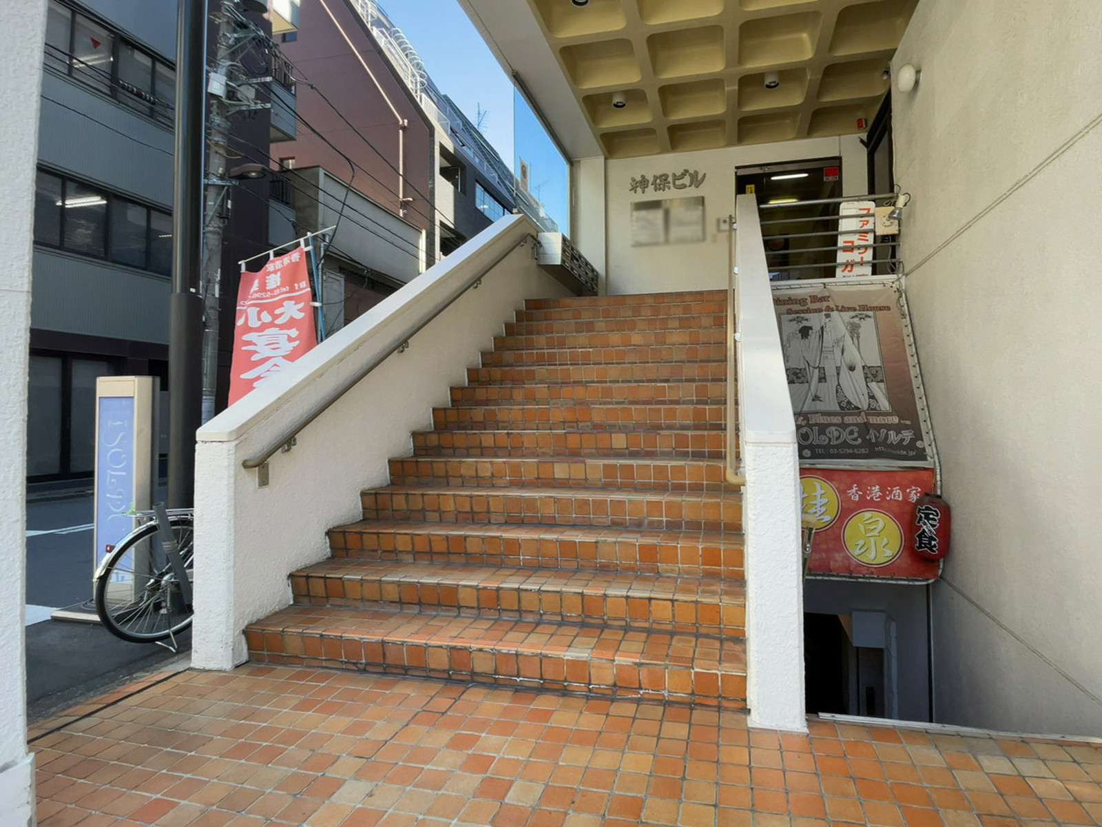 出入口前の階段