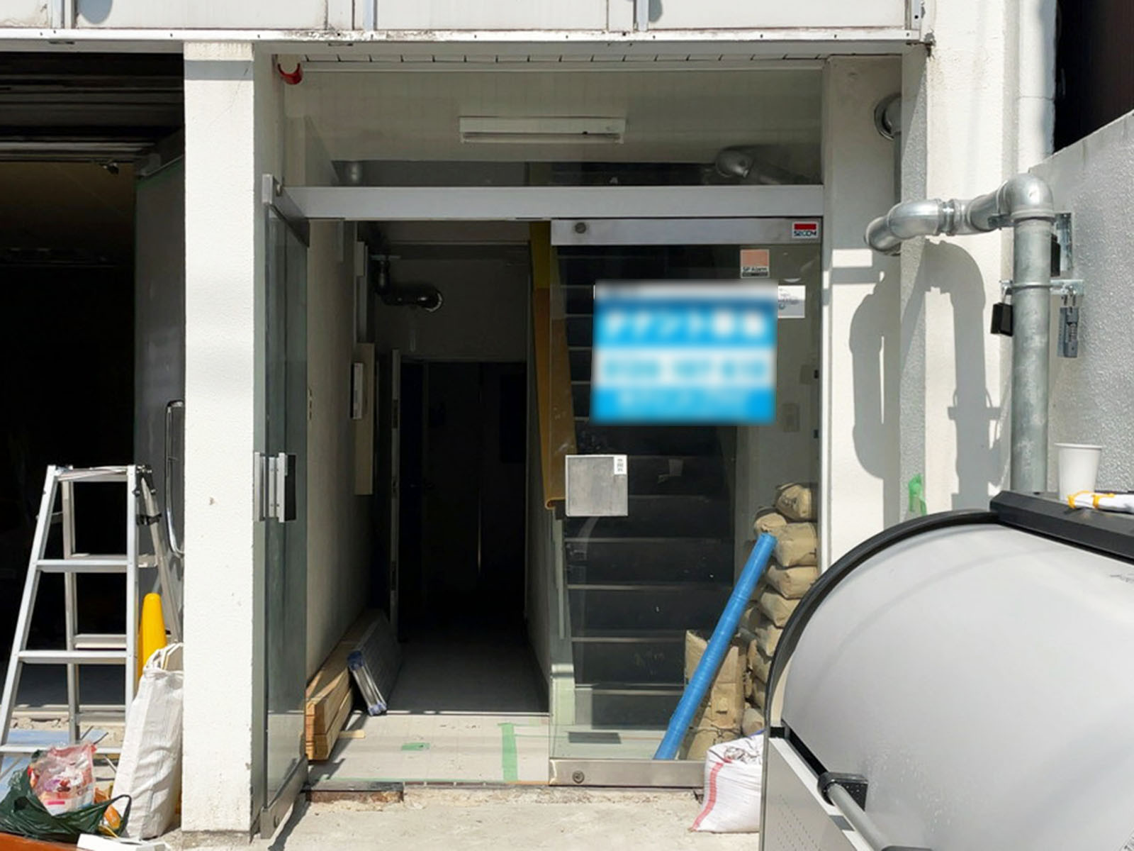 オフィスビル出入口