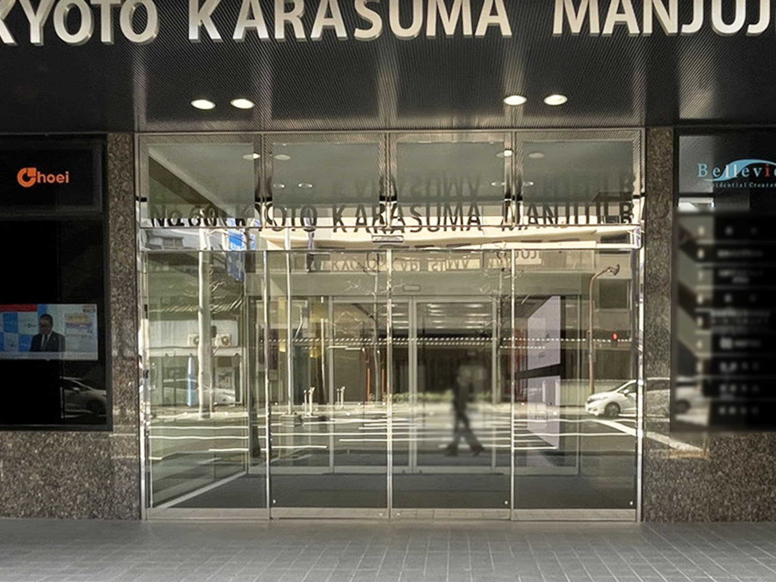 オフィスビル出入口