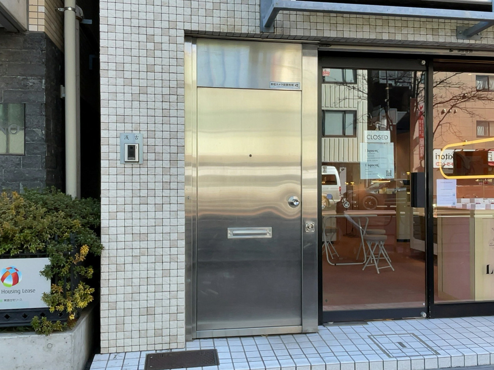 オフィスビル出入口