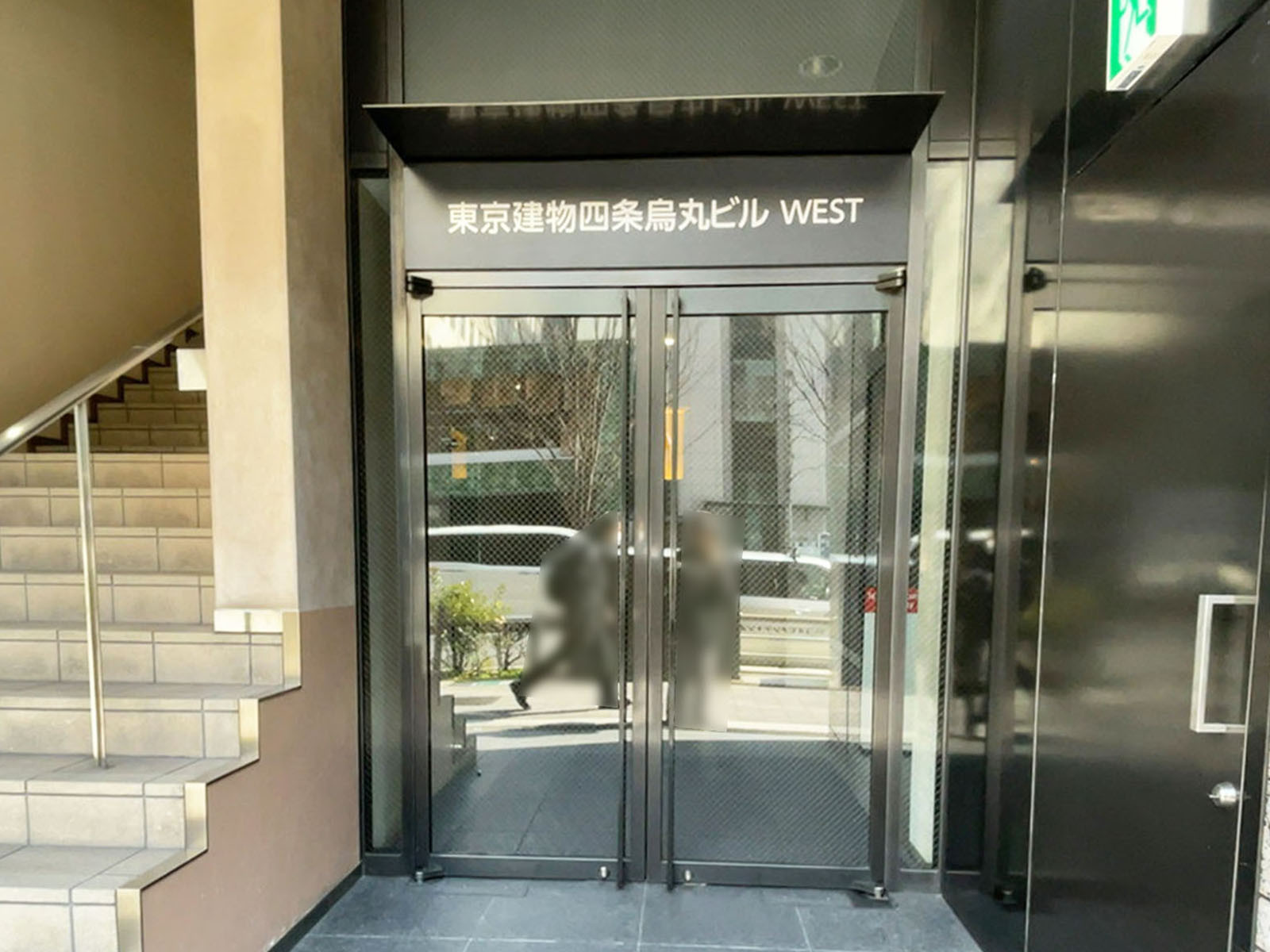 オフィスビル出入口
