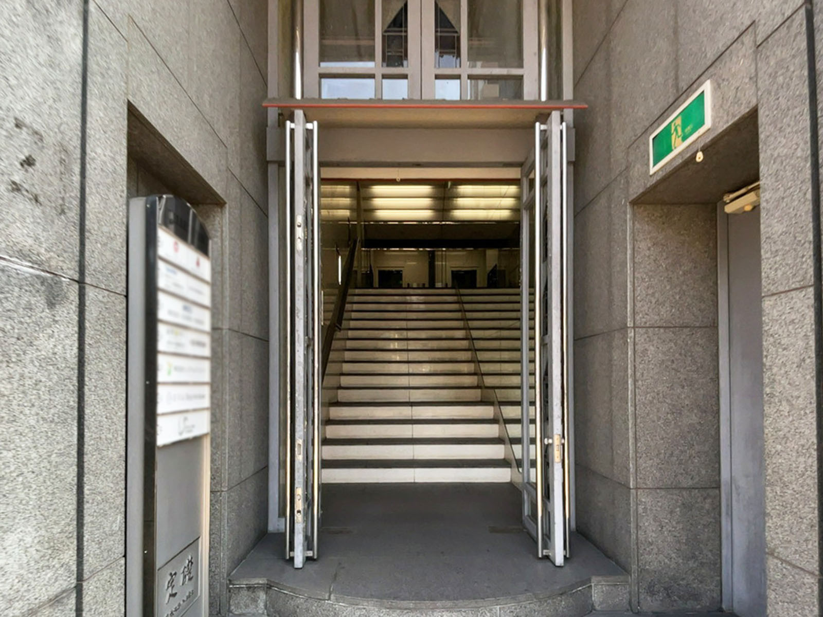 オフィスビル出入口