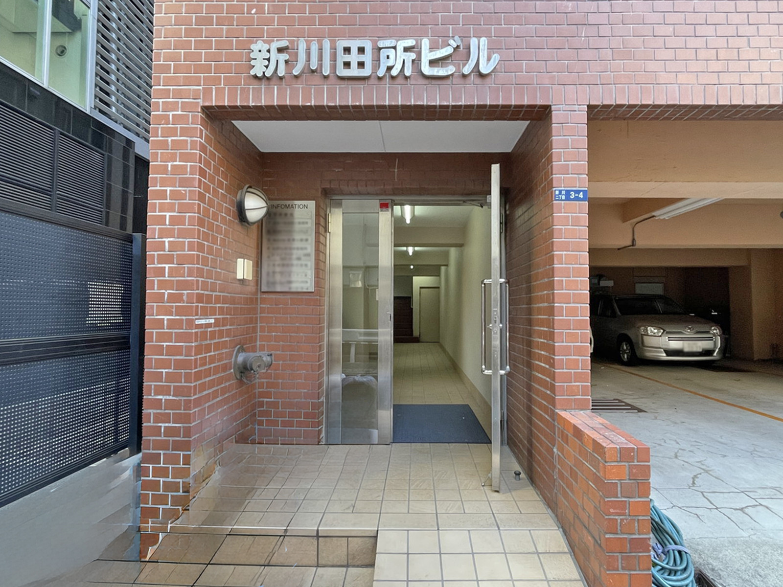 オフィスビル出入口