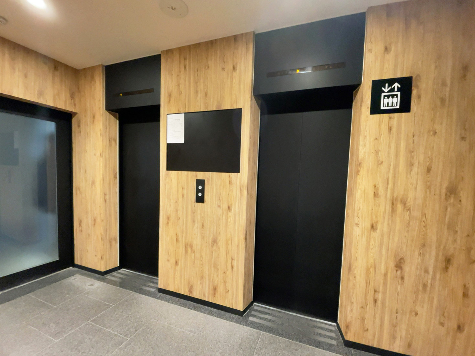 エレベーター（2基）