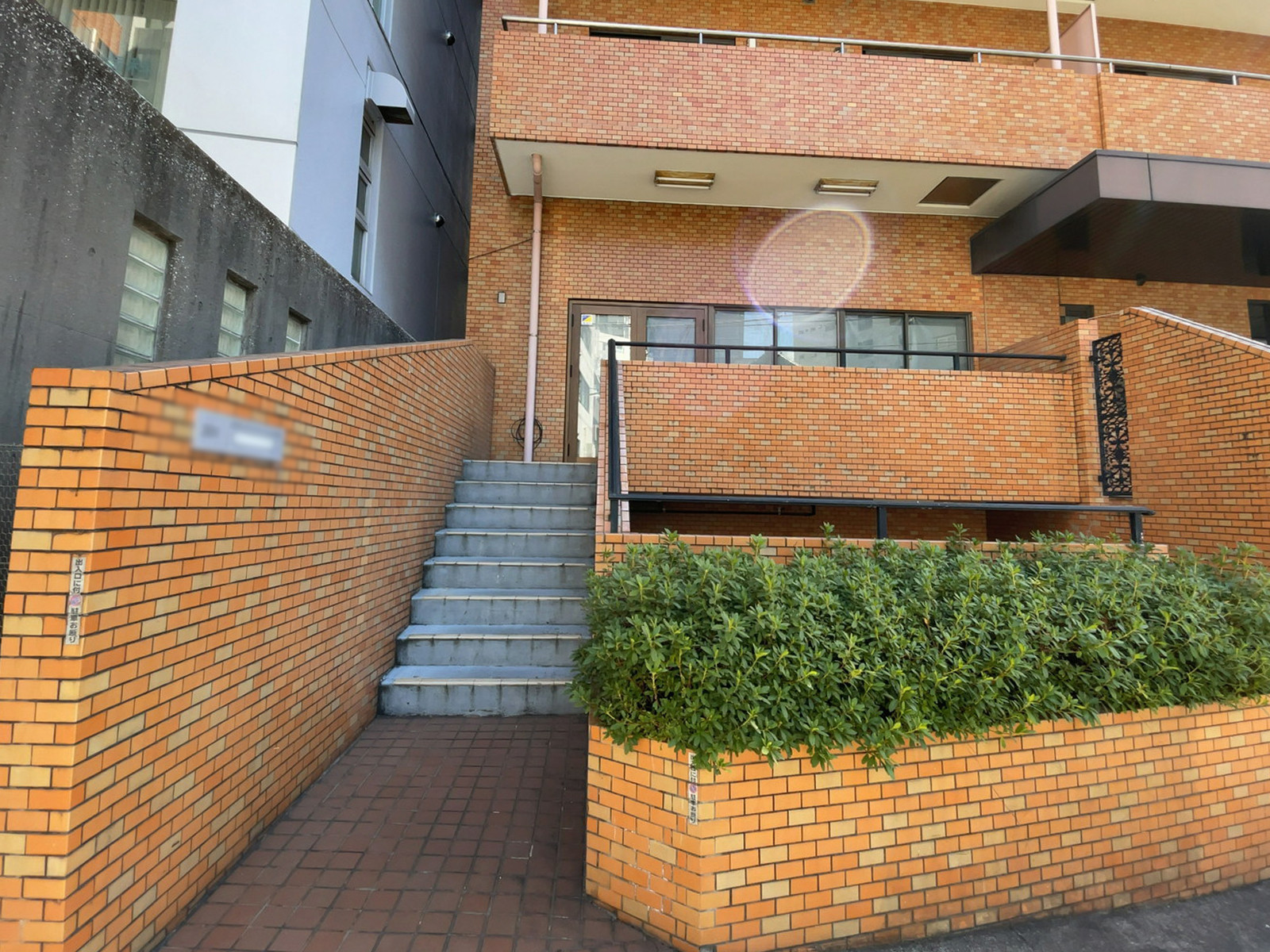 1階テナント出入口