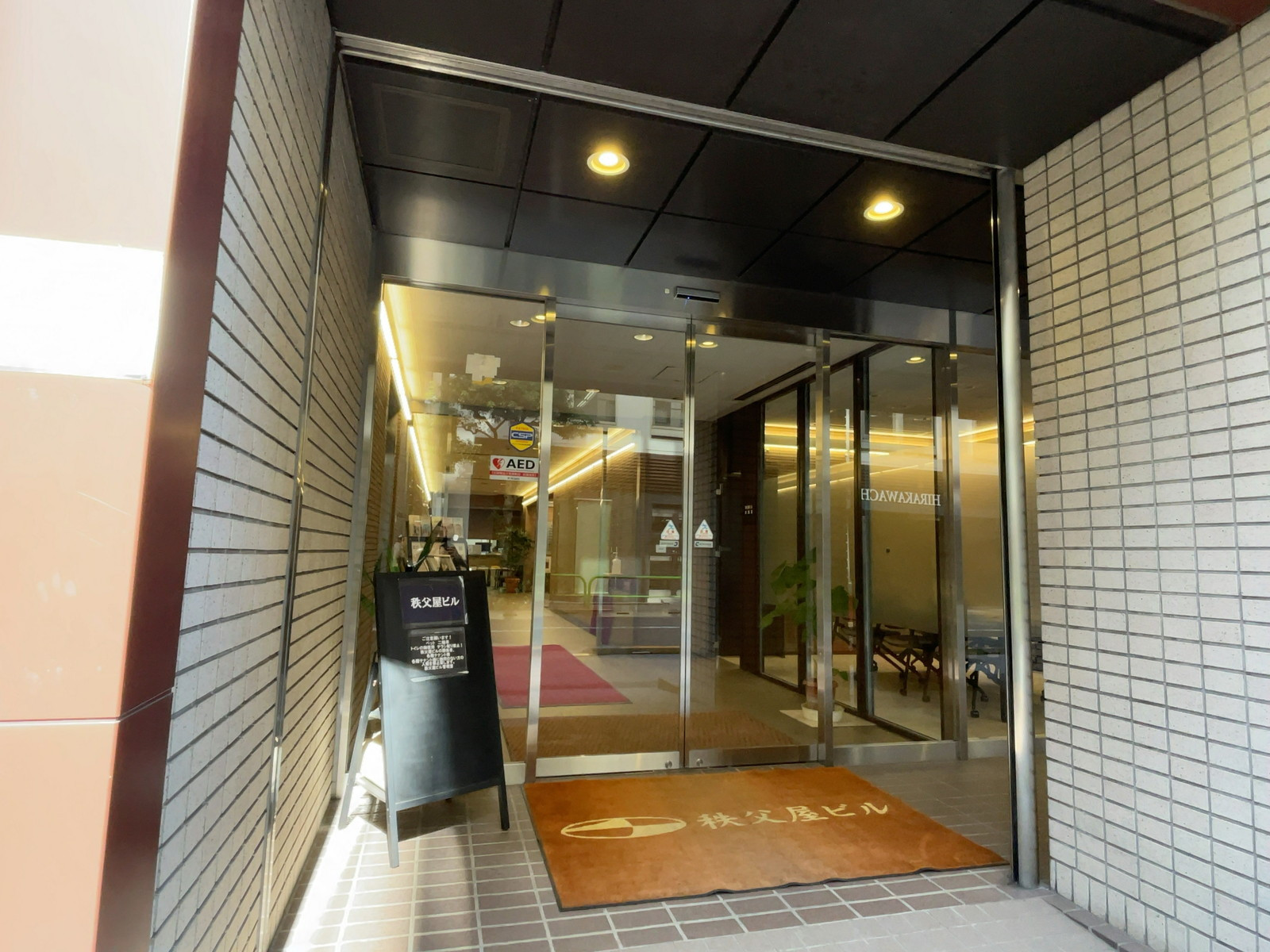 オフィスビル出入口