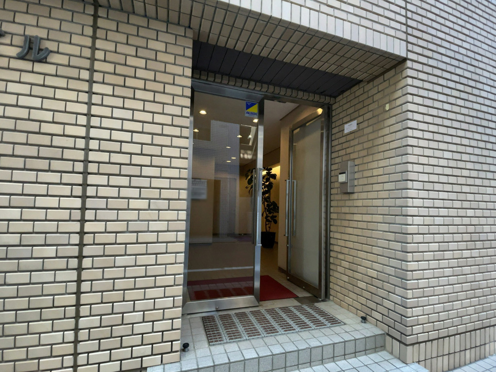 オフィスビル出入口