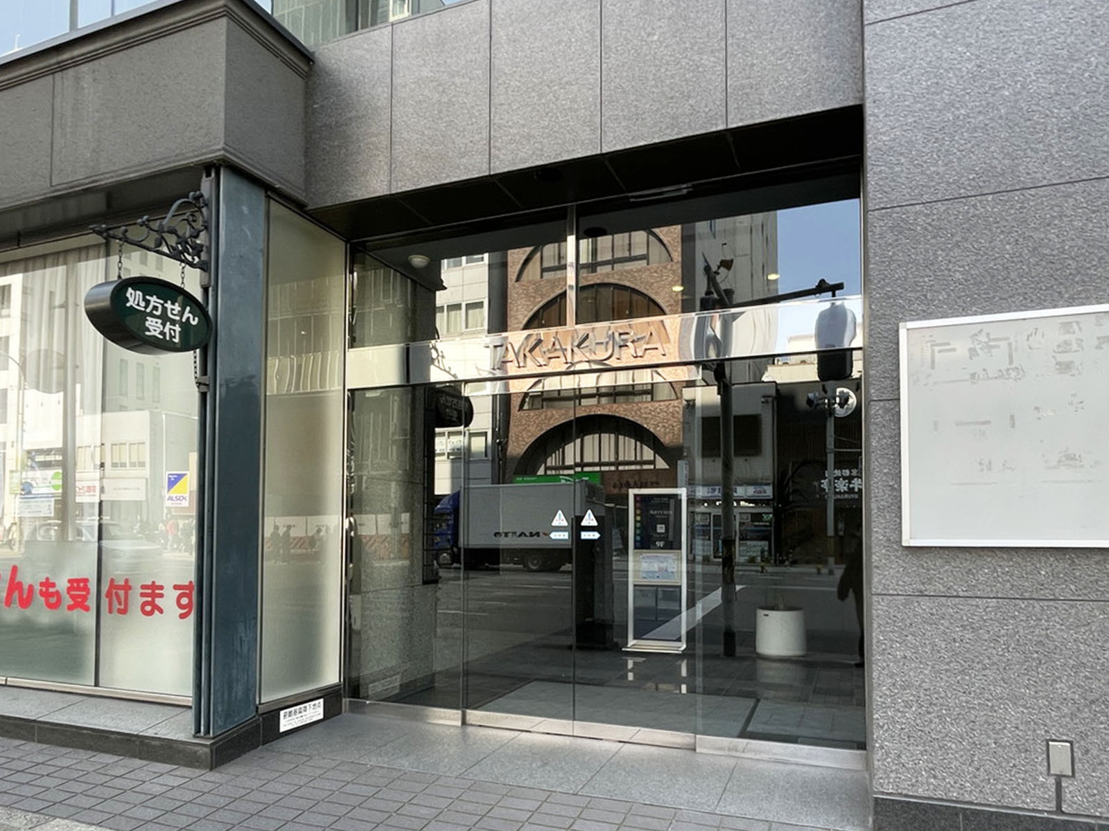 オフィスビル出入口