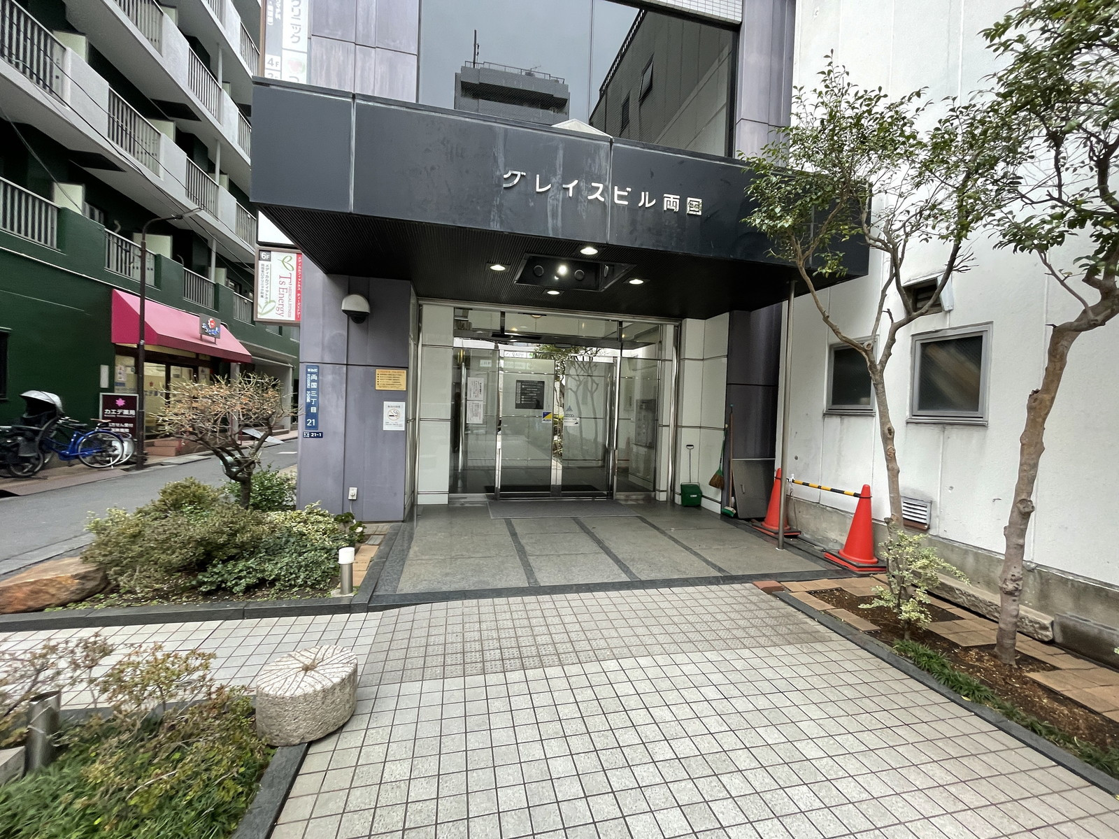 オフィスビル出入口