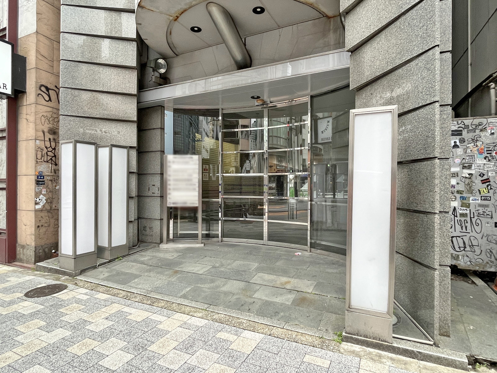オフィスビル出入口