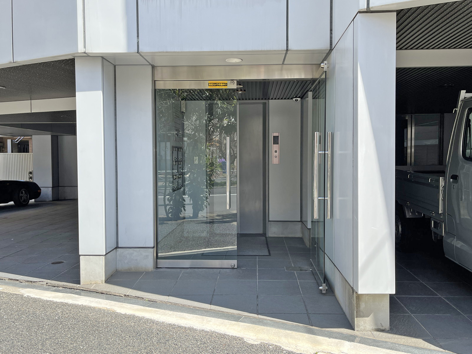 オフィスビル出入口