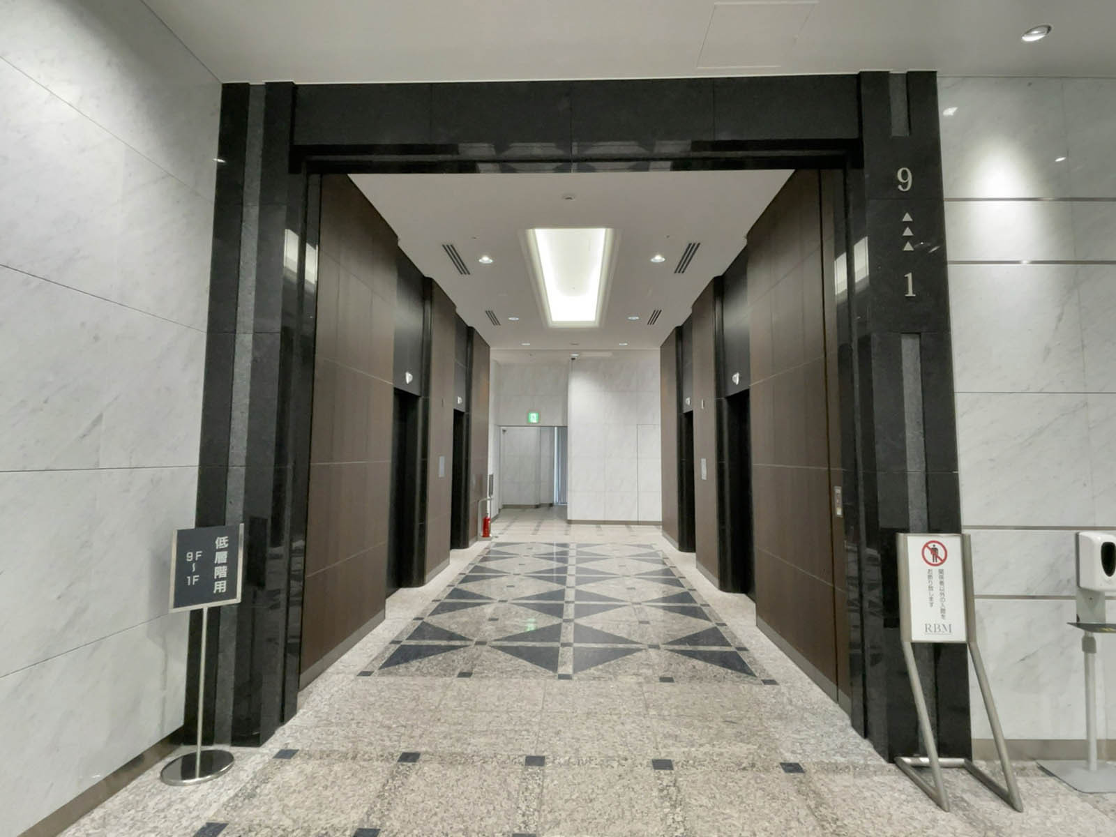 エレベーターホール（低層階）
