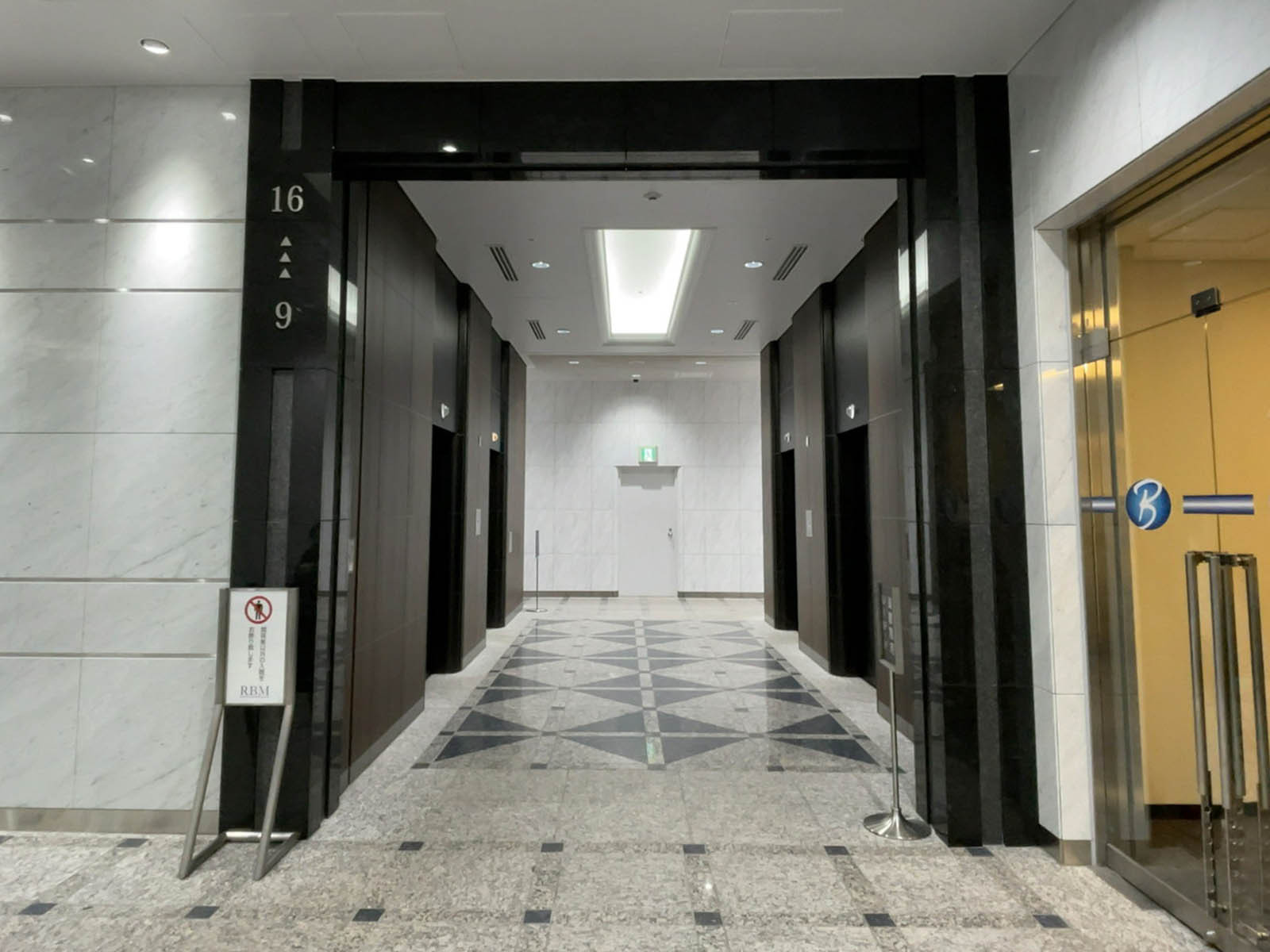 エレベーターホール（高層階）
