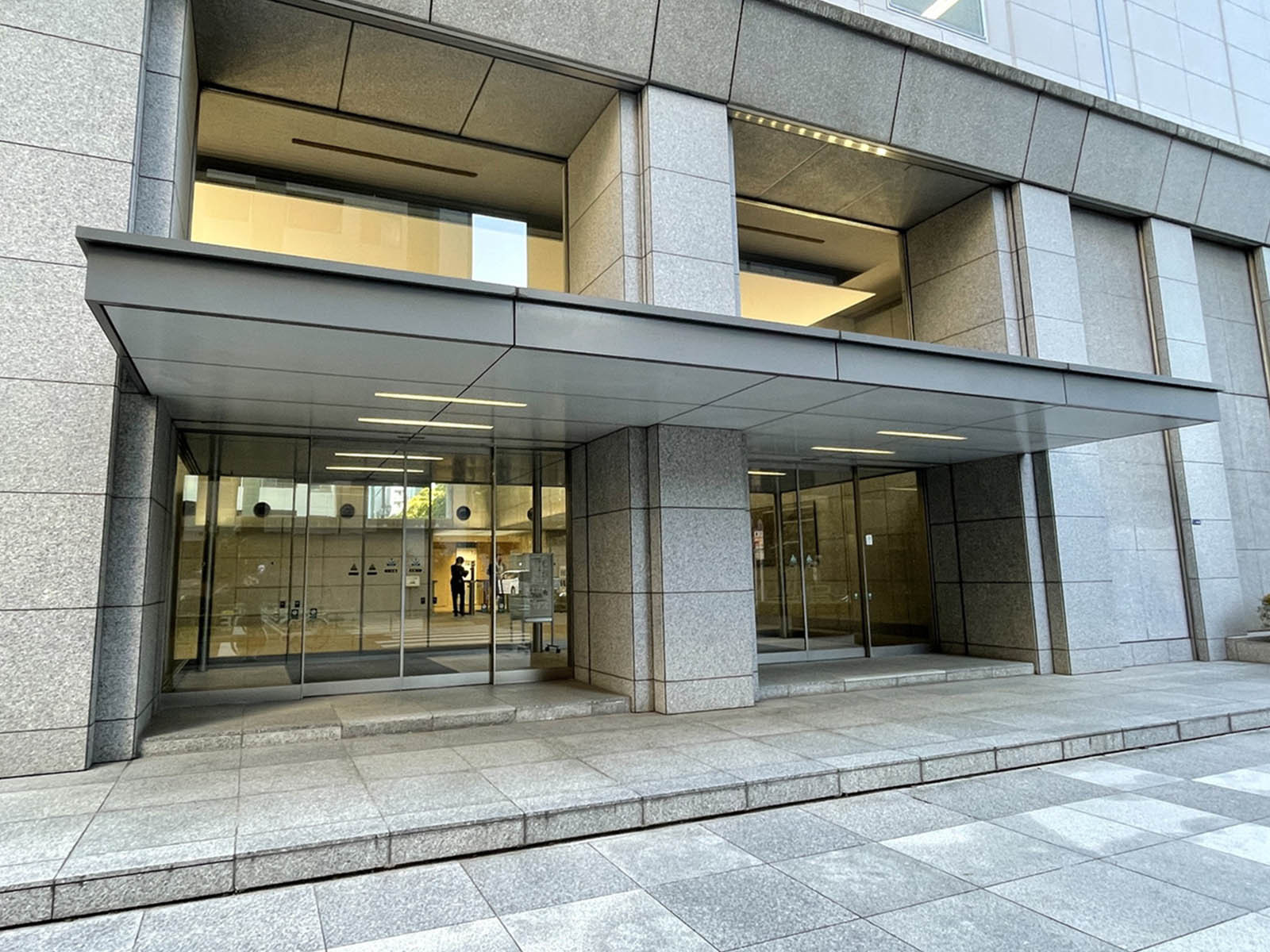 オフィスビル出入口