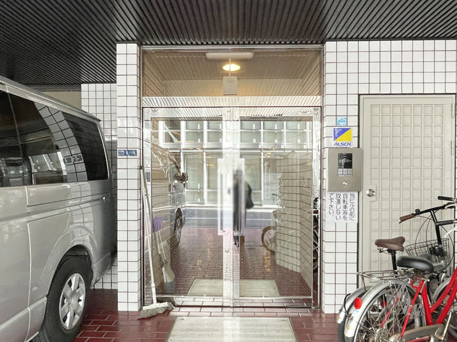 オフィスビル出入口