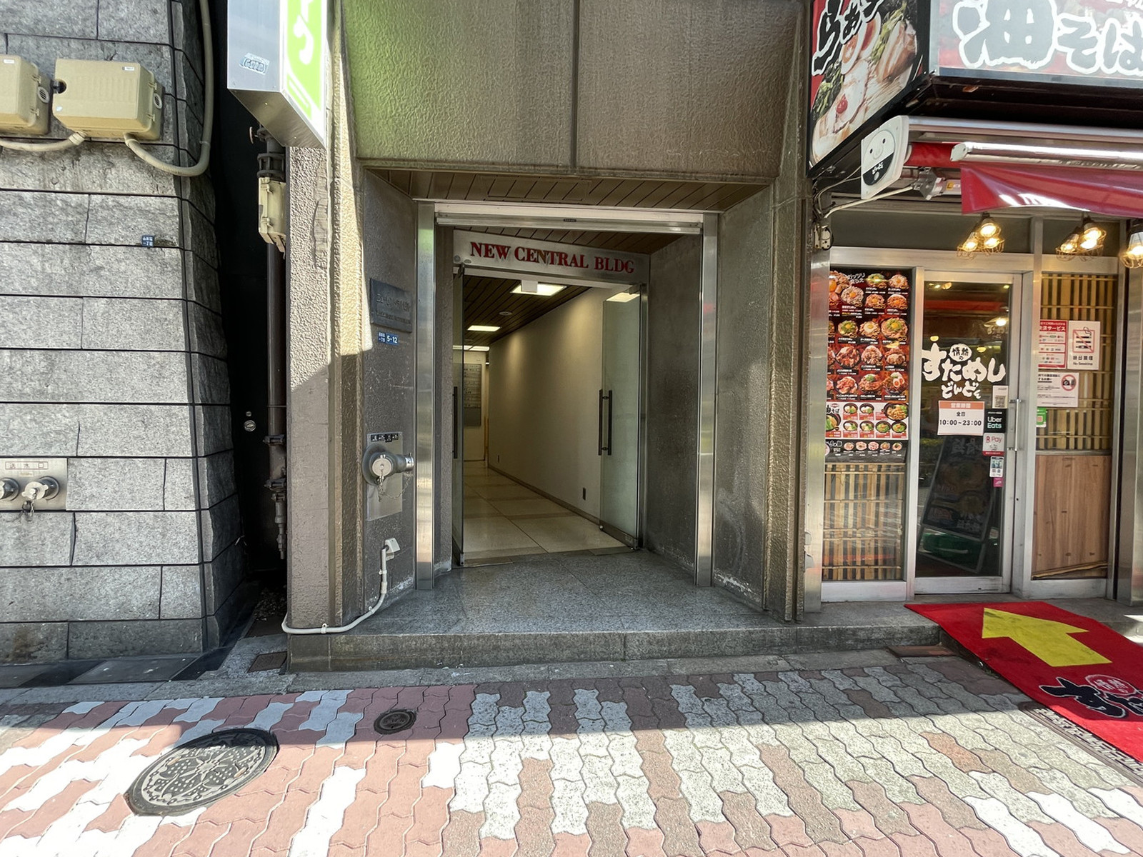 オフィスビル出入口