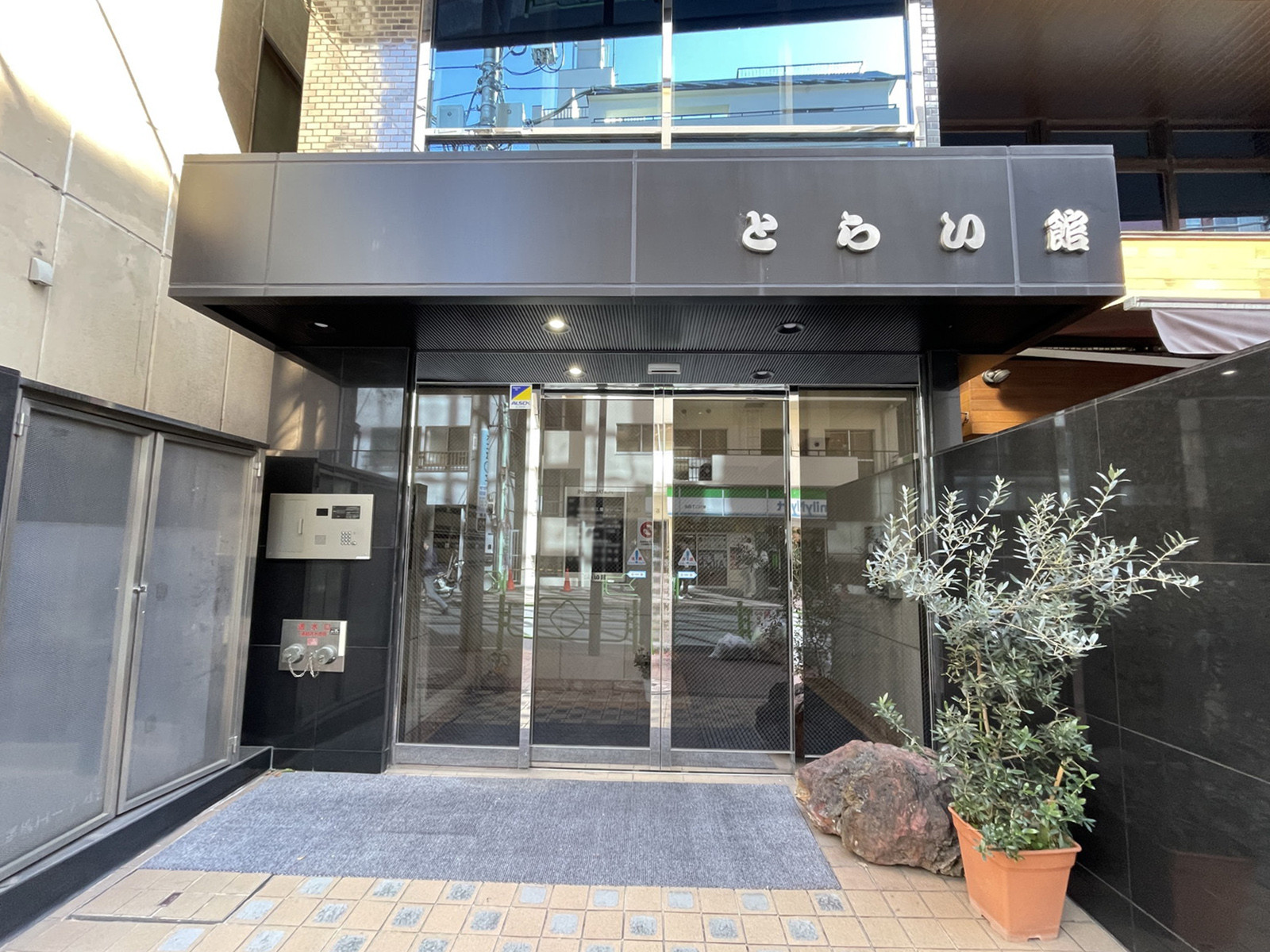 オフィスビル出入口