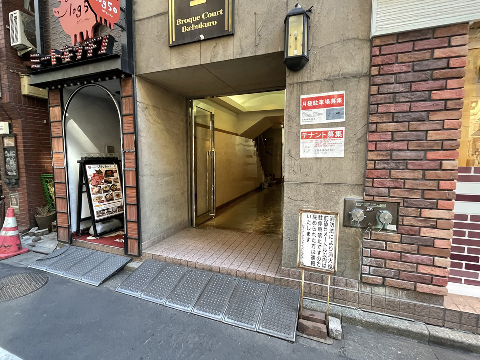 オフィスビル出入口