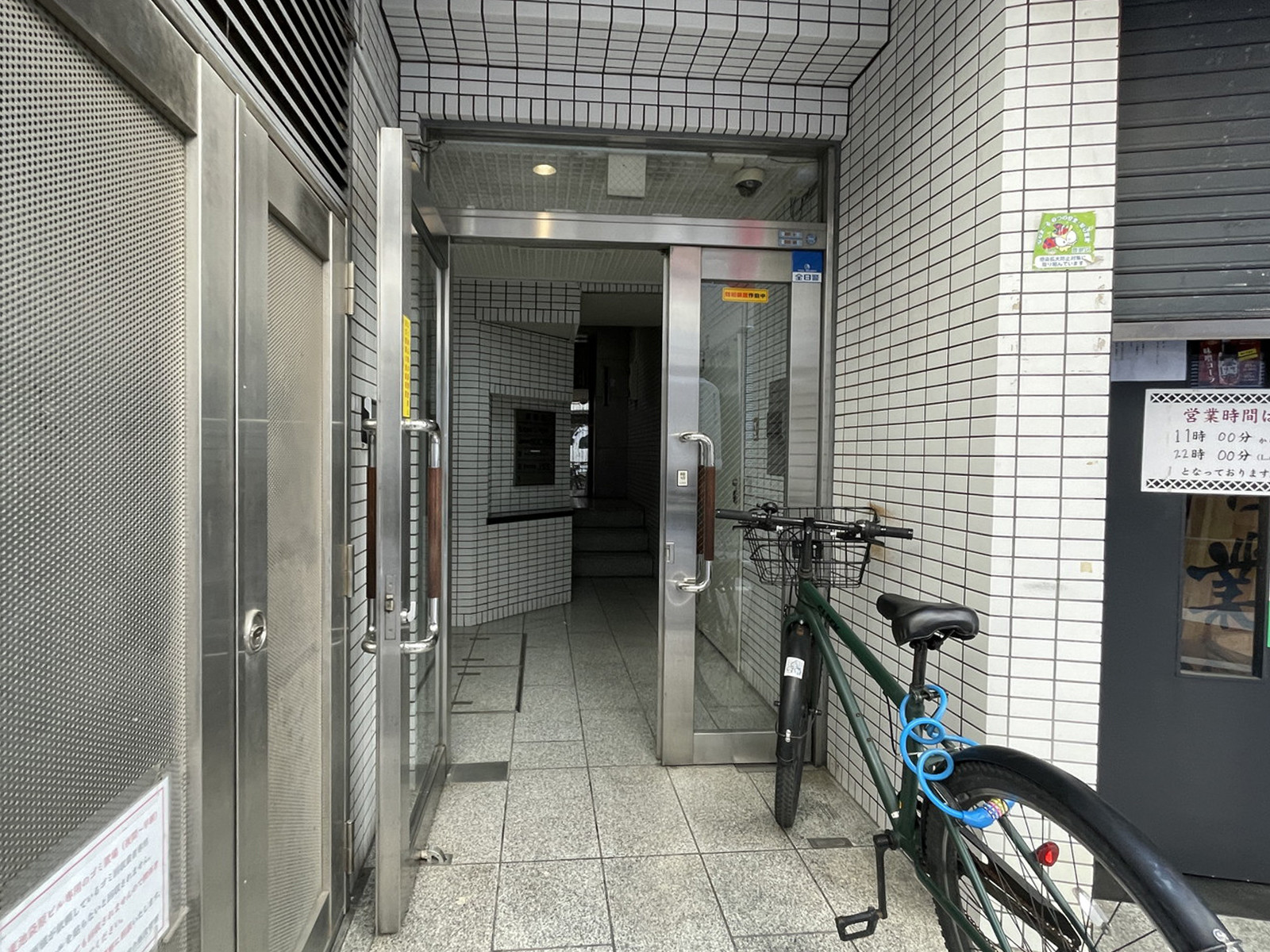 オフィスビル出入口