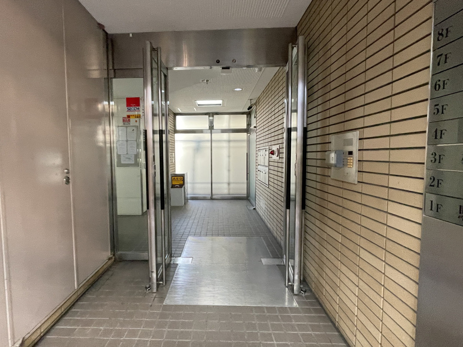 オフィスビル出入口