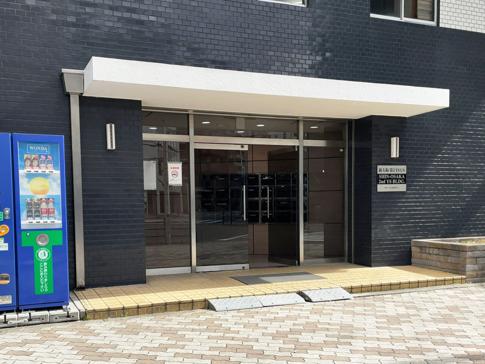 オフィスビル出入口