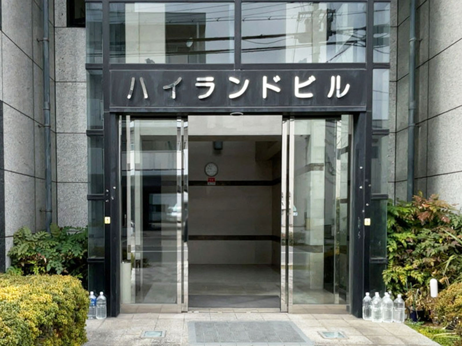 オフィスビル出入口