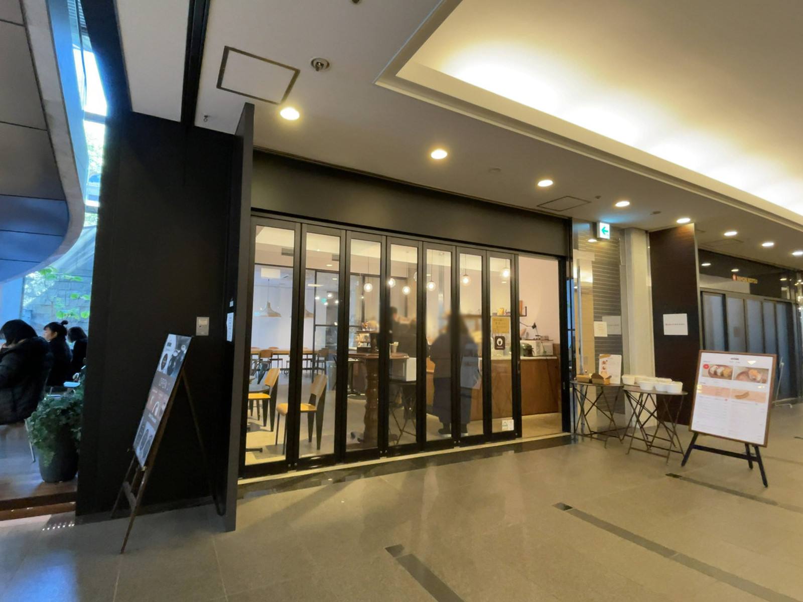 エントランス内のコーヒーショップBROWN Tables