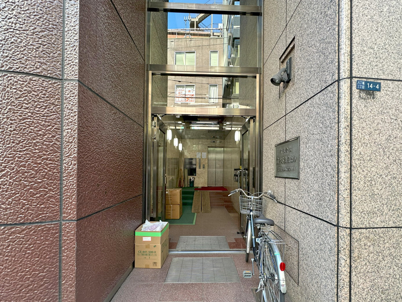 オフィスビル出入口
