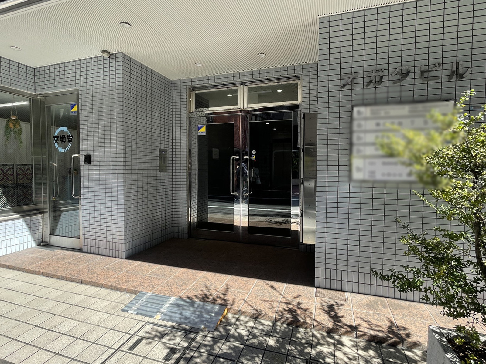 オフィスビル出入口