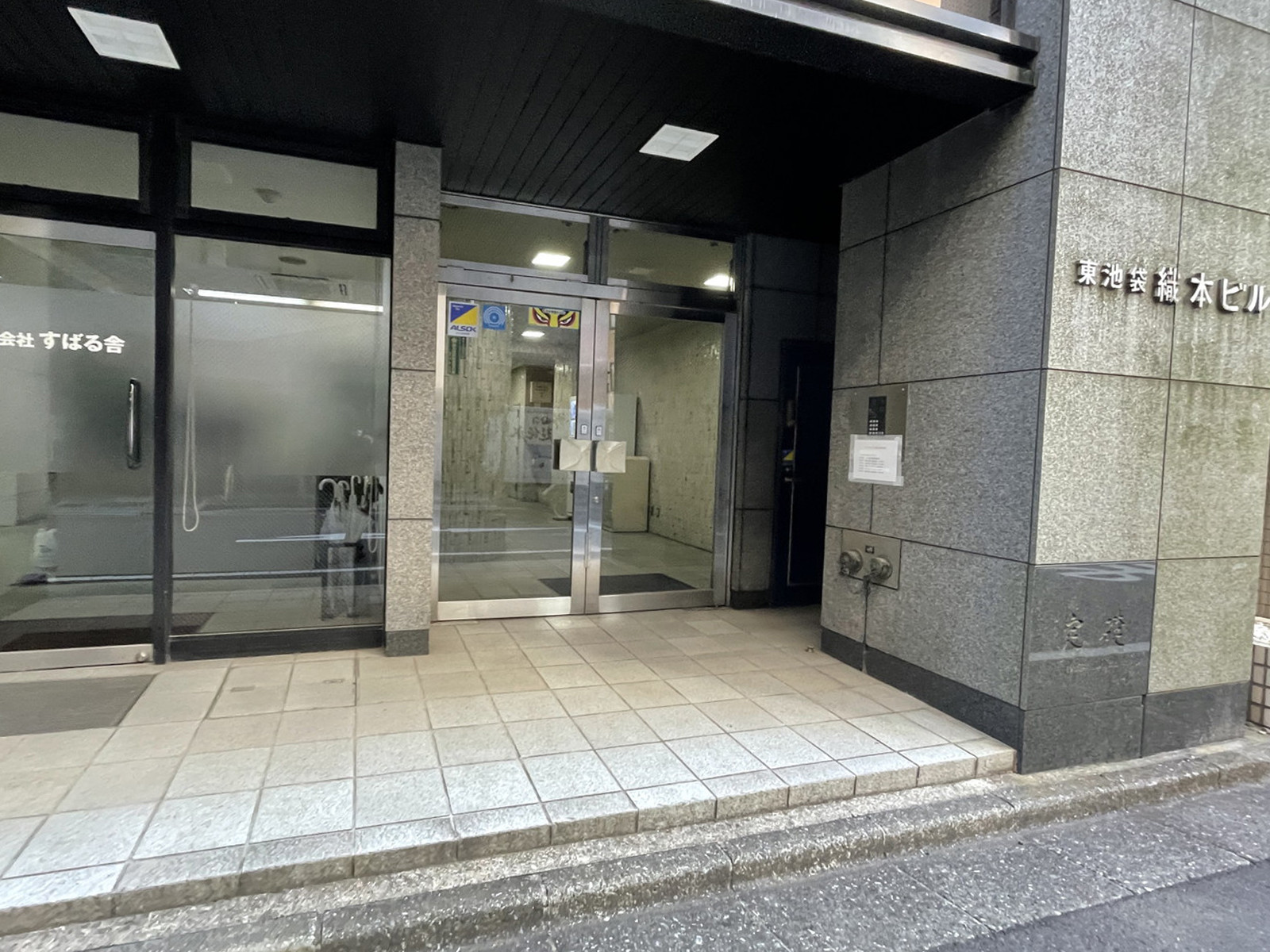 オフィスビル出入口
