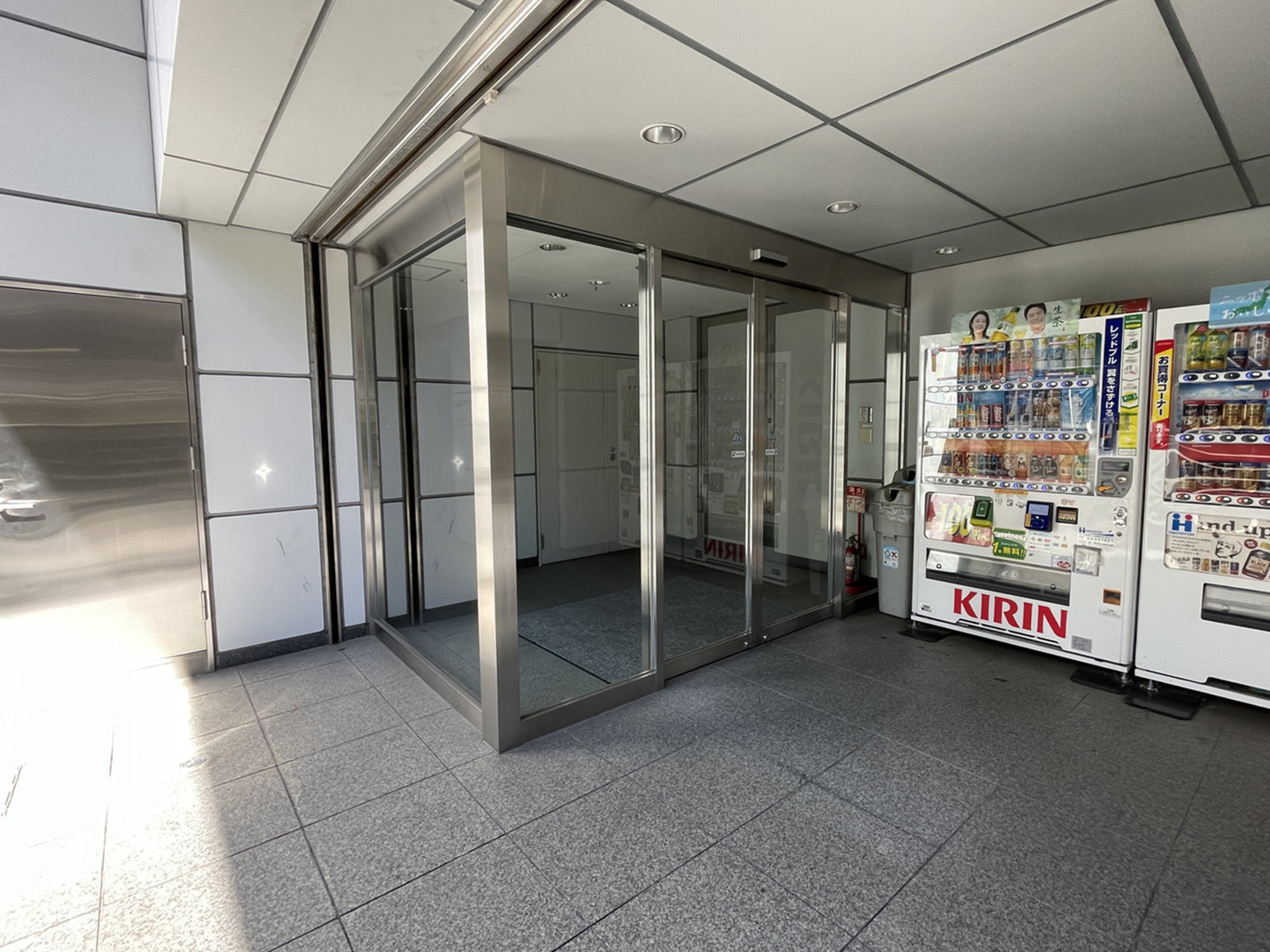 オフィスビル出入口
