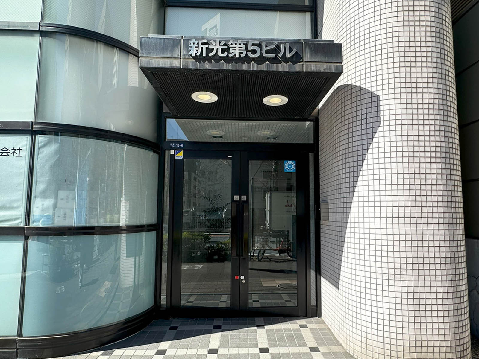 オフィスビル出入口