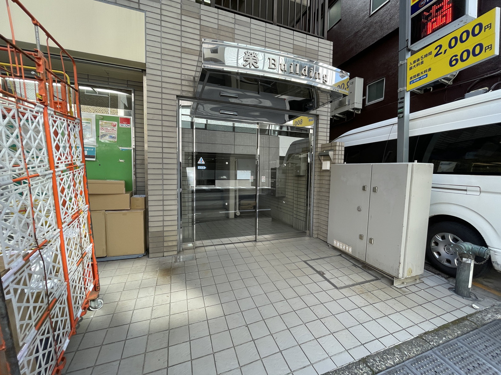 オフィスビル出入口