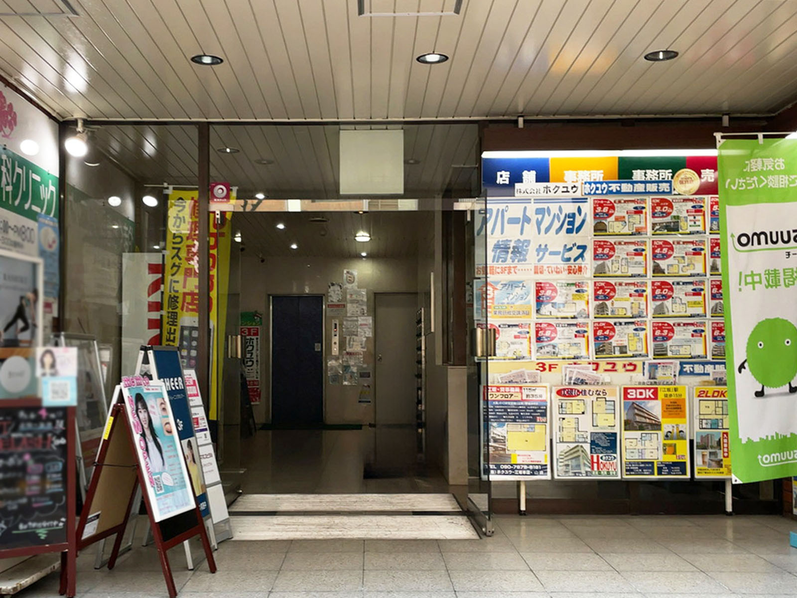 オフィスビル出入口