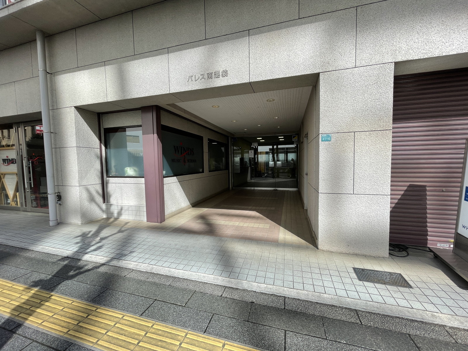 オフィスビル出入口