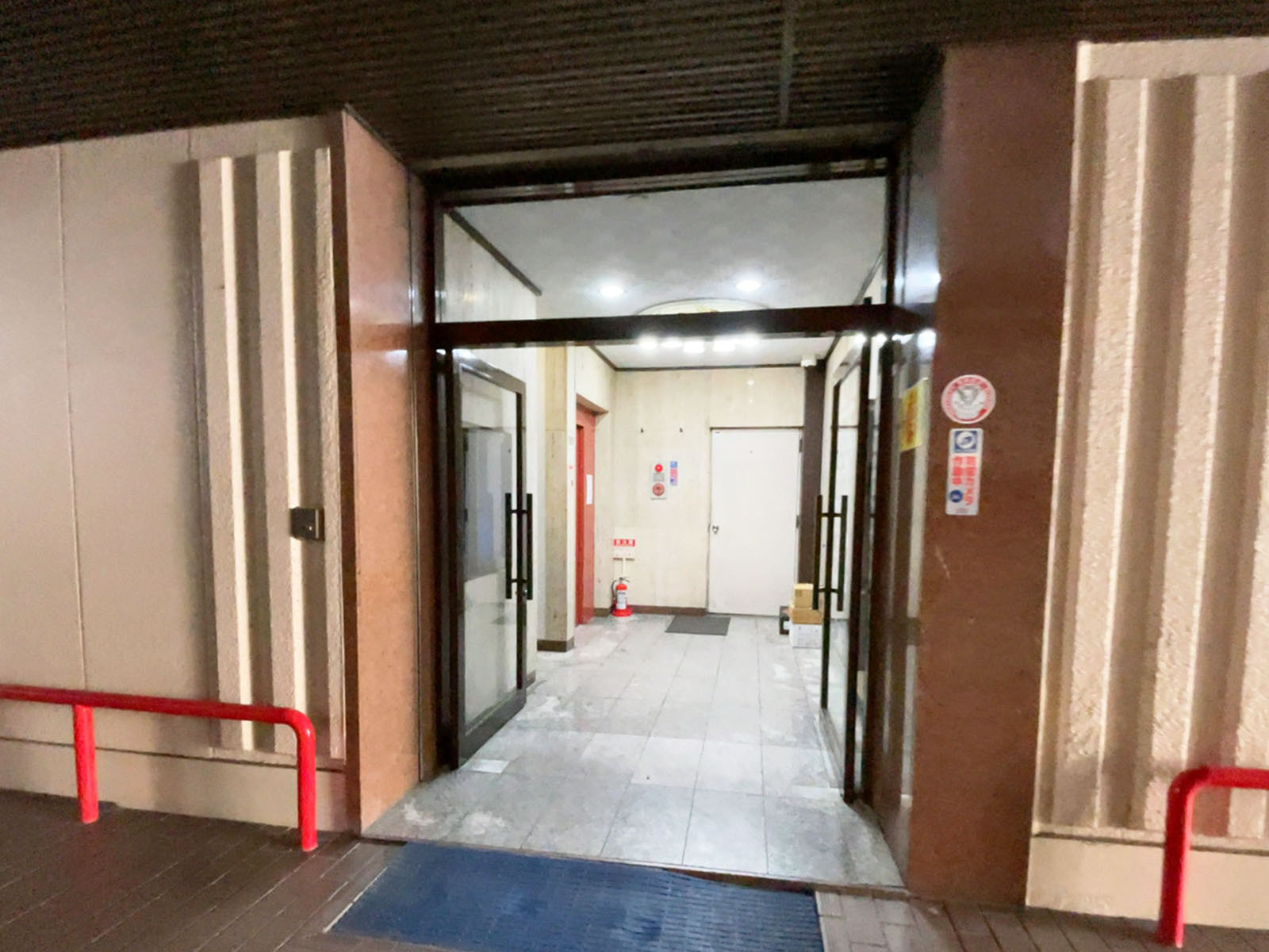 オフィスビル出入口