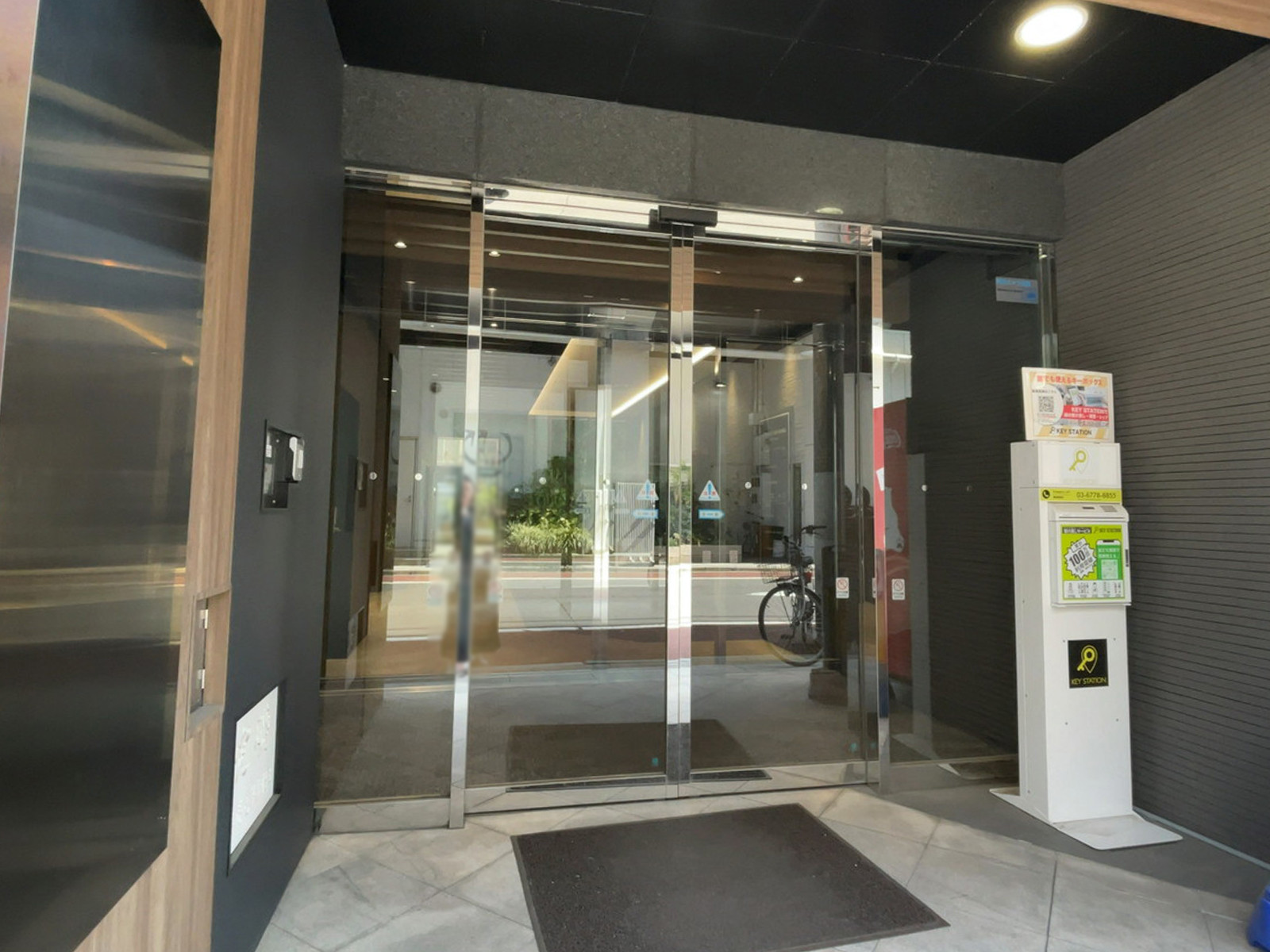 オフィスビル出入口