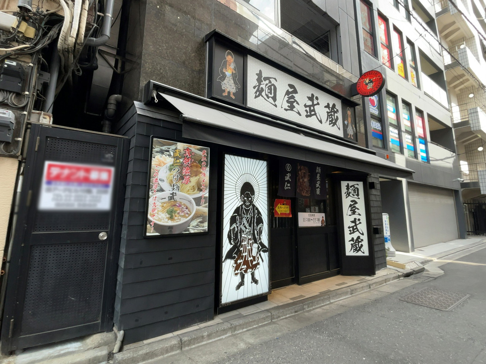 ビル裏手の秋葉原 麺屋武蔵 武仁