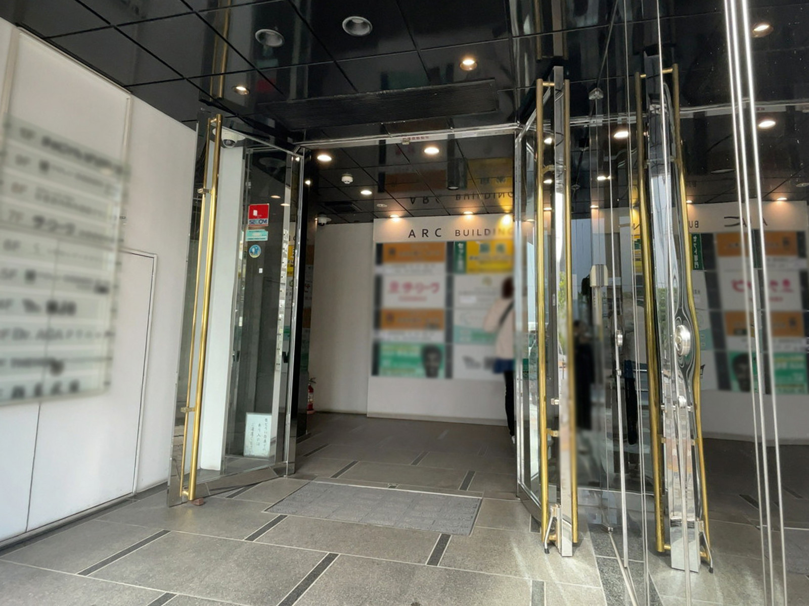 オフィスビル出入口