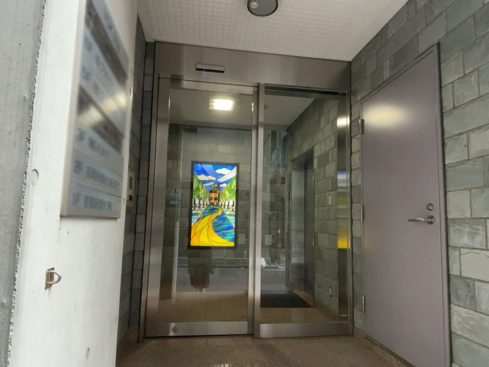 オフィスビル出入口