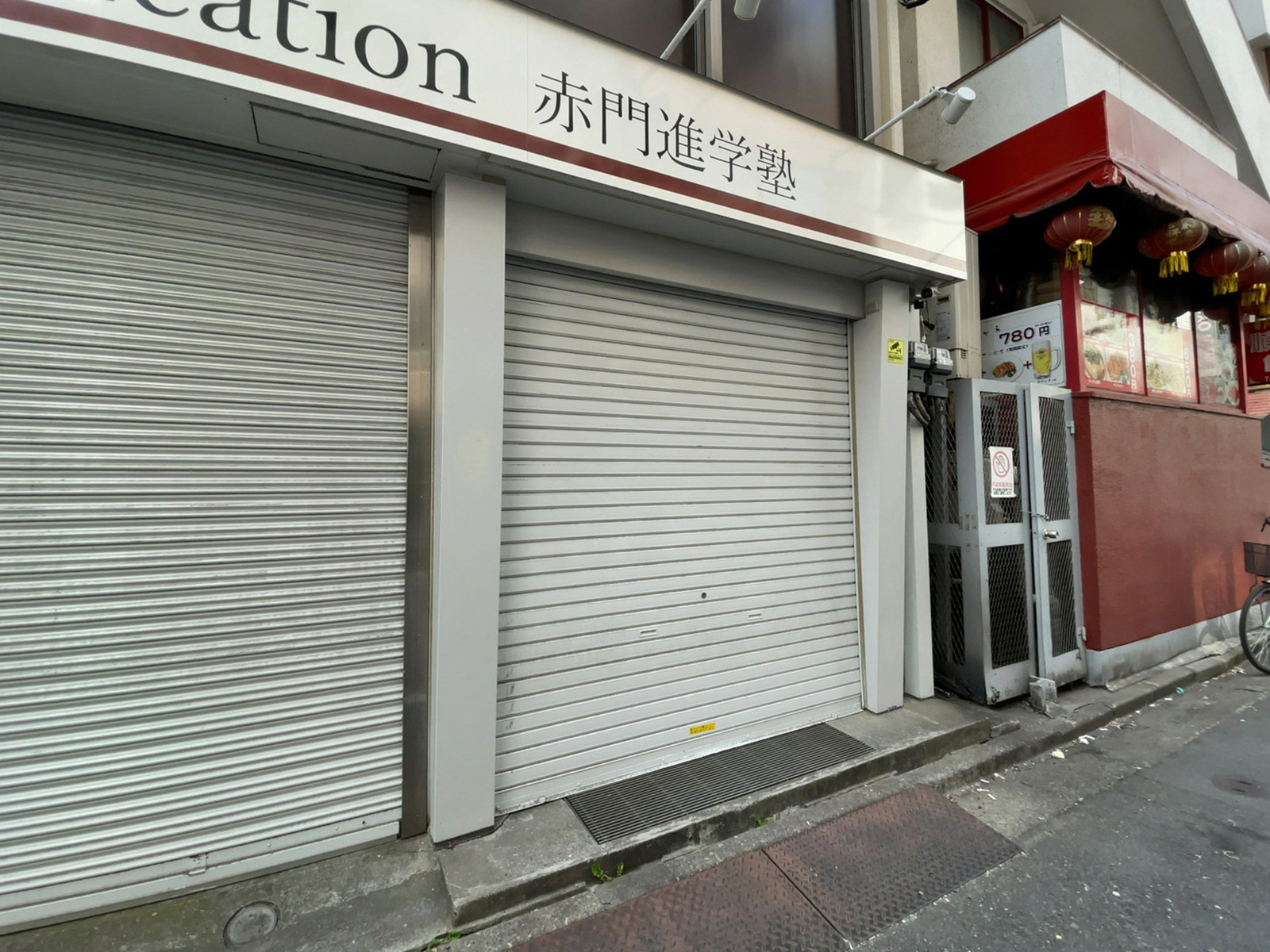 オフィスビル出入口