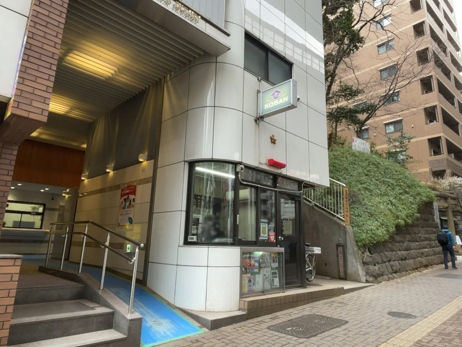 1階の目黒警察署 大橋交番