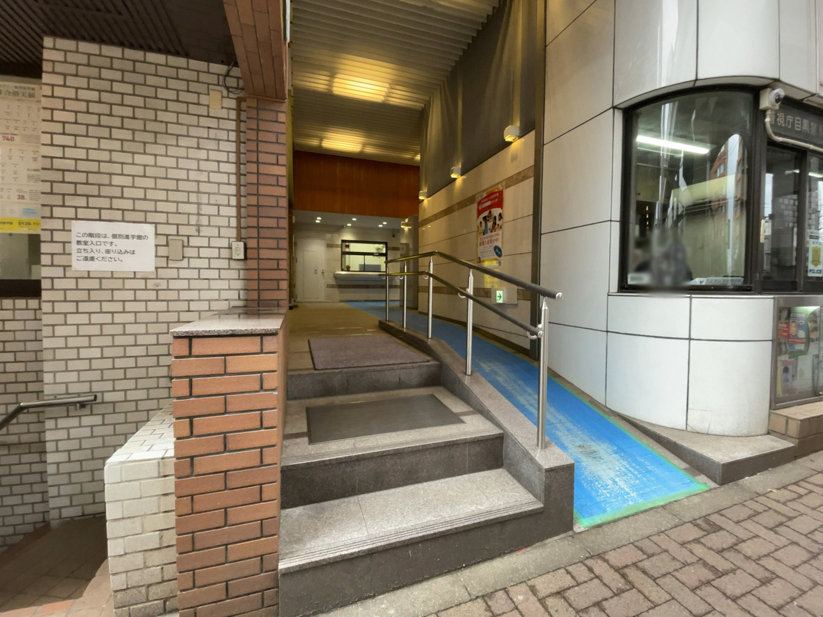 オフィスビル出入口